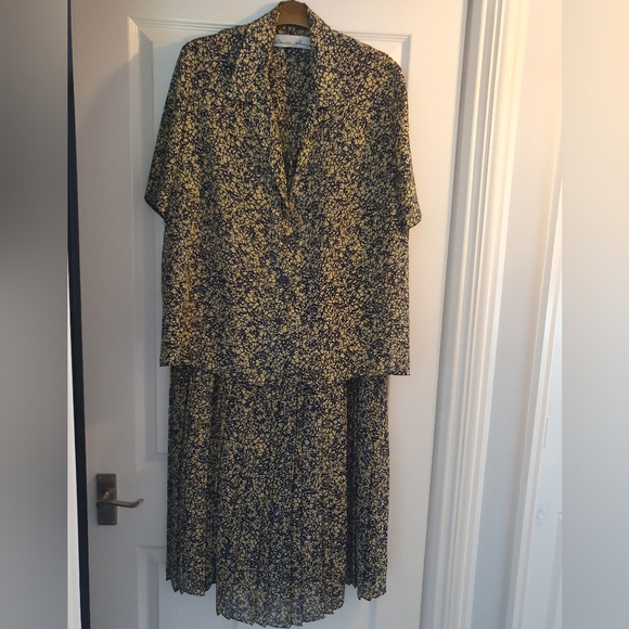 Vintage Cinq Deux Beige & Navy Two Piece V-Neck Blouse & Pleated Skirt - Picture 12 of 12